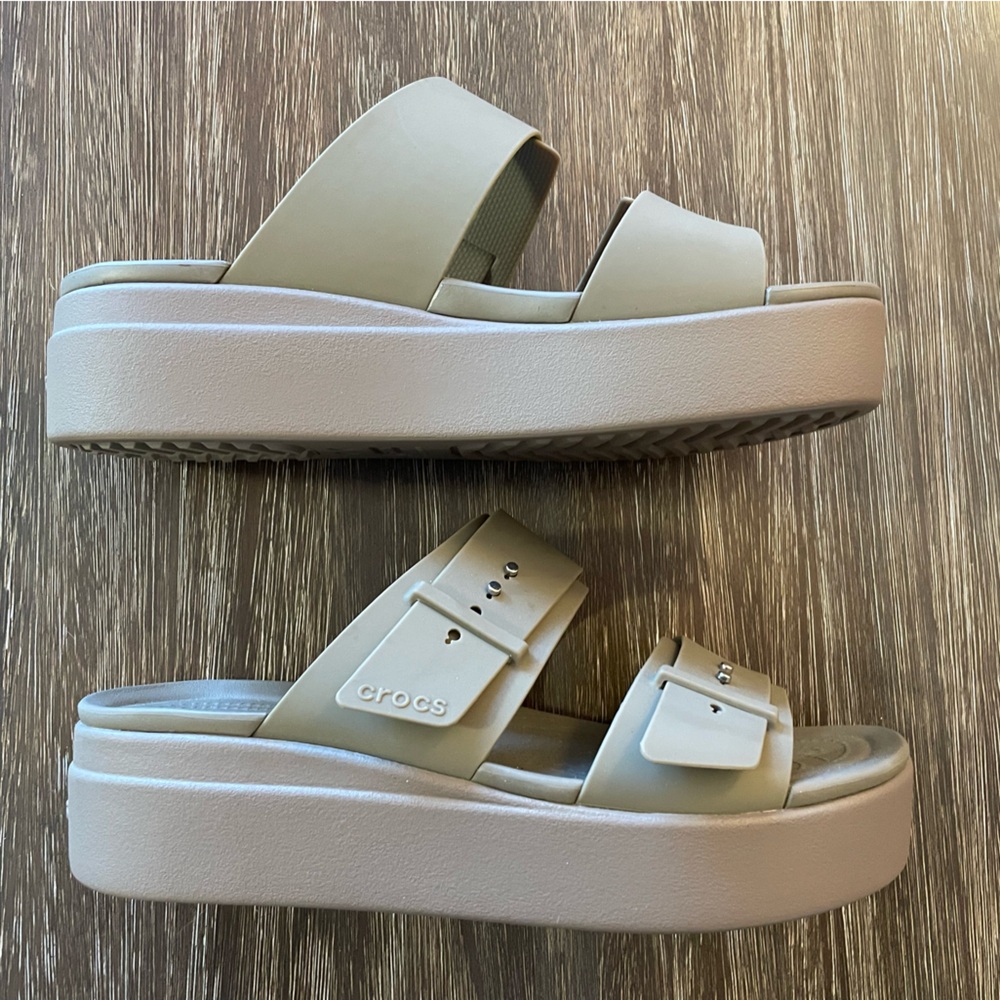 CROCS Wedge Sandals “Brooklyn Buckle”.